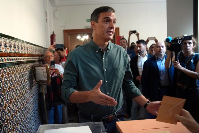Landets premiärminister Pedro Sanchez lägger sin röst.