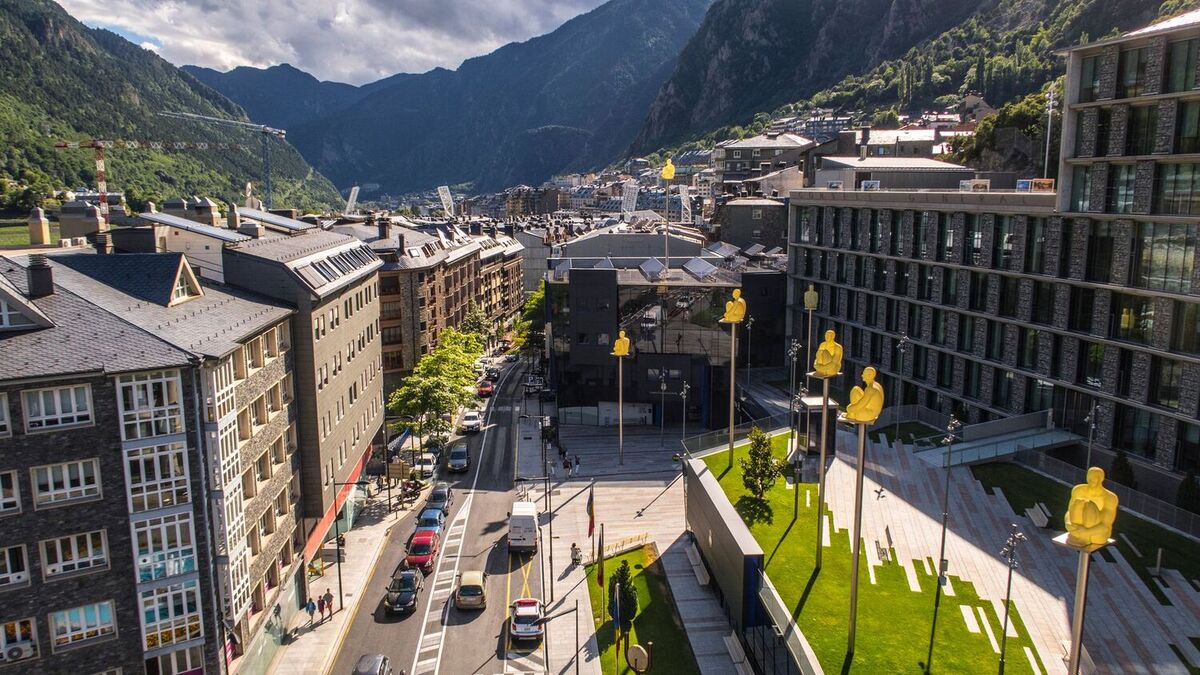 Andorra ligger mellom Frankrike og Spania i fjellkjeden Pyreneene og er på størrelse med Oslo kommune. Det offisielle språket er katalansk, som også snakkes i den spanske regionen Catalonia. Illustrasjonsfoto: Halvard Alvik, NTB