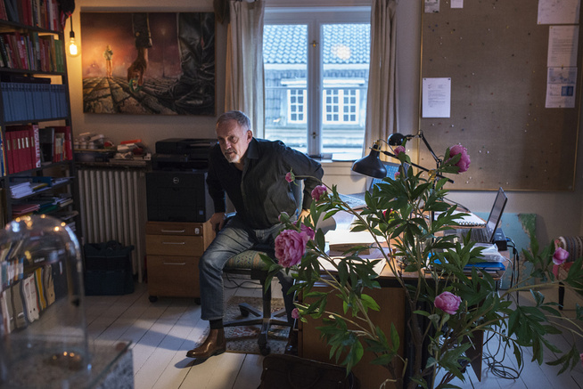 <p>ELSKER RESEARCH: Her er Jussi i skrivestuen - der han også har en hylle med researchmateriale for hver av de kommende tre siste Avdeling Q-bøkene. Og til høyre er tavlen der han henger opp research til boken han skriver på. Nå er han i gang med bok 8 - som skal være Assads bok.</p>