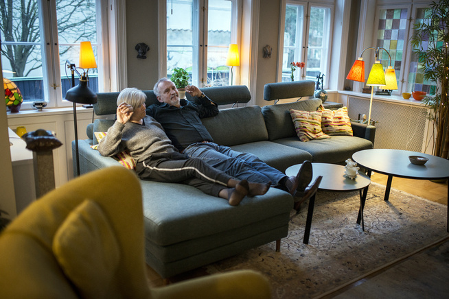 <p>HOLDER SAMMEN: Jussi Adler-Olsen og kona Hanne i TV-stuen i sin nye villa i Valby. - Jussi er jo blitt veldig scenevant og liker PR-biten, men det som er fantastisk er at han har bevart sin personlighet, han har ingen nykker, sier Hanne om sin krimforfattermann.</p>
