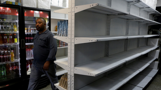 <p><b>TOMME HYLLER:</b> I de få butikkene hvor det fortsatt er litt mat, holder væpnede soldater vakt. Her fra Caracas i midten av mai.</p>