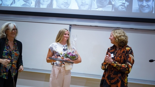 <p><b>ANERKJENNELSE PÅ SCENEN</b>: Årets finale går 10. november hos BI i Nydalen. Her ser vi jurymedlemmene Cathrine Foss Stene og Berit Svendsen dele ut diplomet for årets samfunnsbygger til Iris Helen Nikolaisen sist arrangementet gikk hos BI, i 2015.</p>