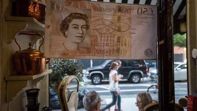 <p><b>STUPTE:</b> Etter britene stemte for å trekke seg ut av EU rømte investorene så raskt de kunne fra det britiske pundet. Noen gjorde grep før avstemningen.</p>