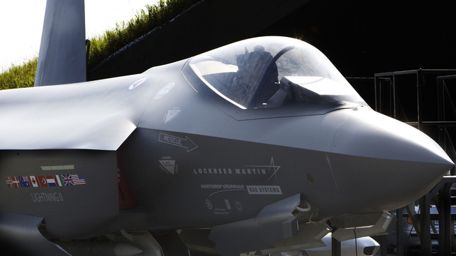 <p><b>F-35:</b> Både AIM Norway og BEC vil utføre arbeid for å holde F-35 i luften. Her fra Rygge i 2009, da produsenten Lockheed Martin presenterte en fullskala modell av forsvarets ny jagerfly.</p>