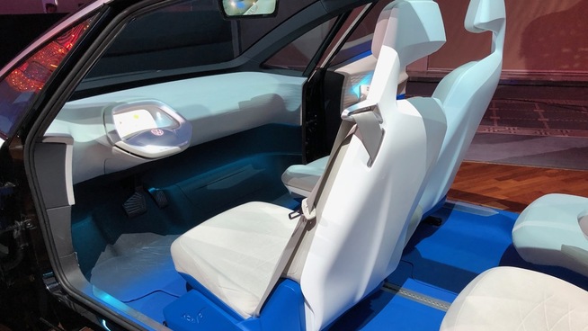 <p><b>FRIGJØR PLASS:</b> De som har sittet i en Tesla vil nok kjenne igjen den romslige gulvplassen i Volkswagens konseptbil I.D. Om interiøret blir like futuristisk i den endelige produksjonsbilen gjenstår å se.</p>