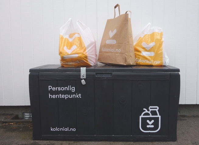 <p><b>TESTER KASSE:</b> Slik vil Kolonial.no levere matvarer til kundene sine. En isolert kasse med kodelås og kjøletepper av plast skal holde maten trygg og kald til kunden henter den.</p>