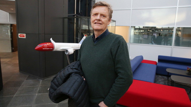 <p><b>SKUFFET:</b> Aksjonær Jon-Erik Holm-Jensen etter generalforsamlingen i Norwegian Air Shuttle tirsdag 19. februar.</p>