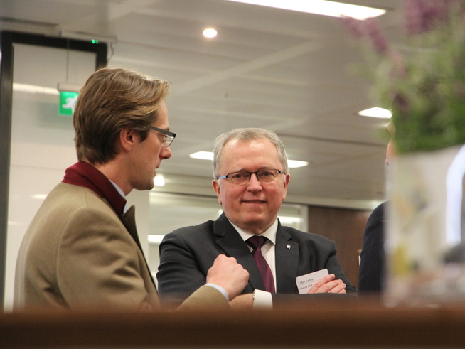 <p><b>LYSERE TIDER:</b> Det ser bedre ut enn på lenge for Statoil-sjef Eldar Sætre, som kostet på seg noen smil på kapitalmarkedsdagen i London 7. februar.</p>
