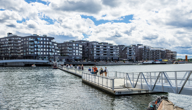 <p><b>NY BYDEL:</b> Bildet er tatt fra Operaen i Oslo, og inn mot ekebergåsen. Vi ser boligene på Sørengkaia fra Sukkerbiten, den lille øya i havnebassenget som er forbundet til både Sørenga og Operaen med bro og molo.</p>