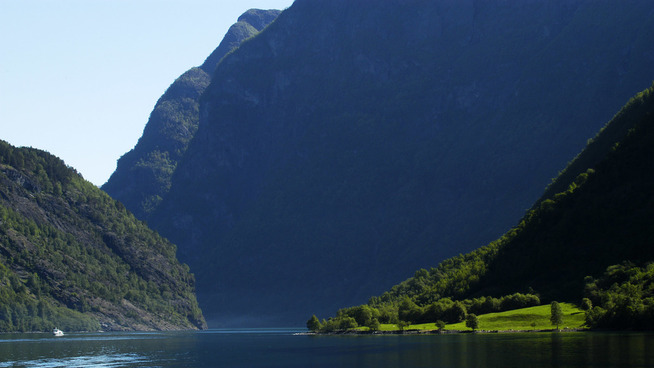 <p><b>STILLE FØR STORMEN:</b> Sommersesongens storinnrykk av norske og utenlandske turister i Norges fjord og fjell har så vidt startet.</p>