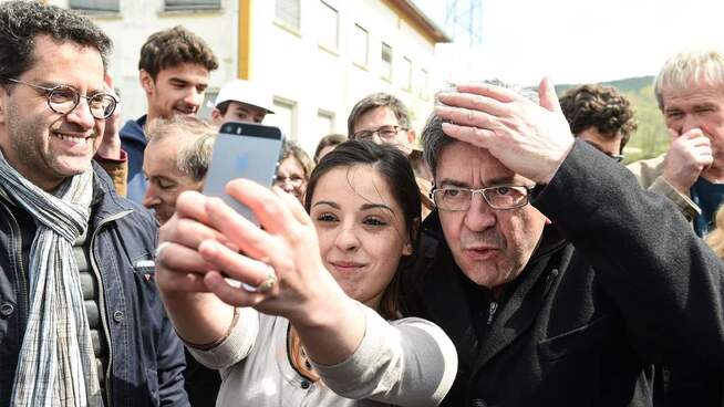 <p><b>STADIG MER POPULÆR</b>: Den venstrepopulistiske presidentkandidaten Jean-Luc Mélenchon stiger på meningsmålingene. Her bidrar han til en selfie med en ung tilhenger under et arrangement i Lons-le-Saunier i Øst-Frankrike.</p>