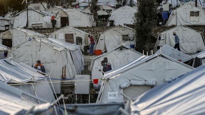 <p><b>FLYKTNINGER:</b> En av flere uoffisielle flyktningleirer på øya Lesbos. Fortsatt kommer det tusenvis av flyktninger hit, som ønsker seg videre til rike land i Europa. Der er grensene stengt.</p>