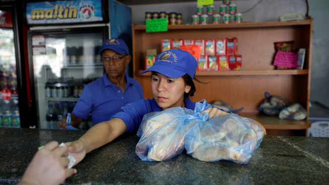 <p><b>BRØDKØ:</b> En kvinne selger brød over disk i Venezuelas hovedstad Carracas.</p>