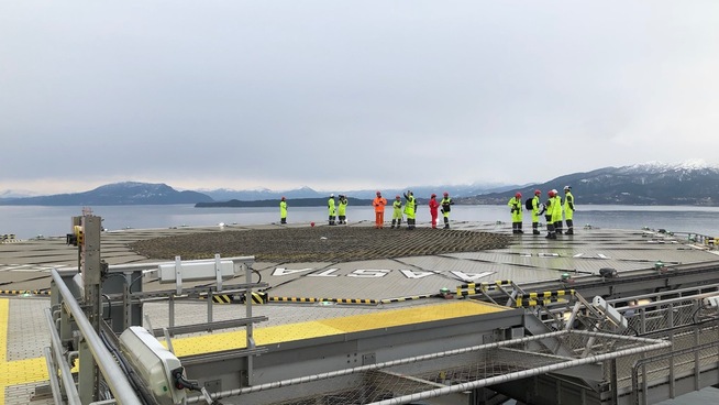 Det er først når man får noen mennesker i bildet at man ser hvor stor Aasta Hansteen-plattformen faktisk er. Her fra helikopterdekket.