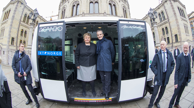 <p>Statsminister Erna Solberg (H) og leder i Arbeiderpartiet Jonas Gahr Støre i den den selvkjørende bussen som fraktet dem til IKT-Norges årskonferanse i Oslo i april.</p>