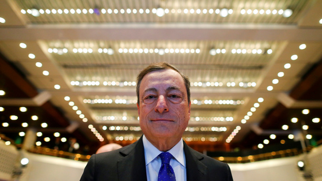 <p><b>KUTTER I STØTTEKJØPENE</b>: Eurosonens sentralbanksjef Mario Draghi.</p>