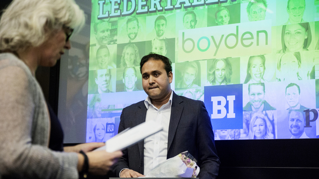 <p><b>HAN VANT I FJOR:</b> Årets Ledertalent 2016 ble Aneesh Rajaram fra Opera TV. Her får han sitt diplom av juryleder Cathrine Foss Stene.</p>