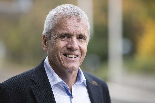 <p><b>VIL «HØVDINGENE» TIL LIVS:</b> Informatikkprofessor Kai A. Olsen mener de største pengeenhetene skaper mer ugang enn nytte i samfunnet.<br/></p>