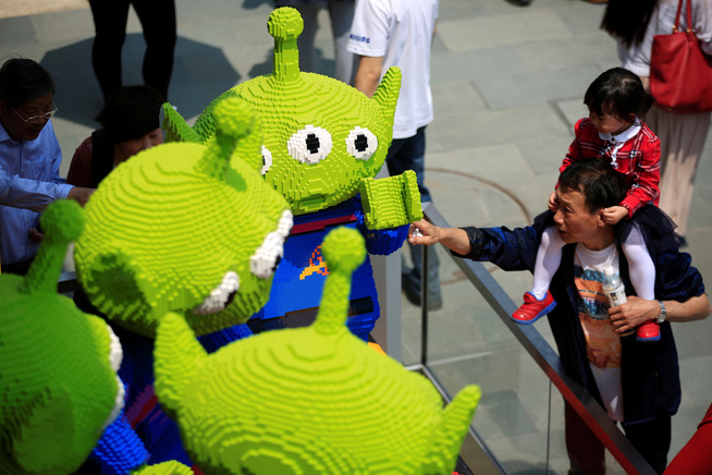 <p><b>EKTE VARE:</b> Det finnes ekte Lego å få kjøpt i Kina også. Her fra Shanghai Disney Resort.</p>