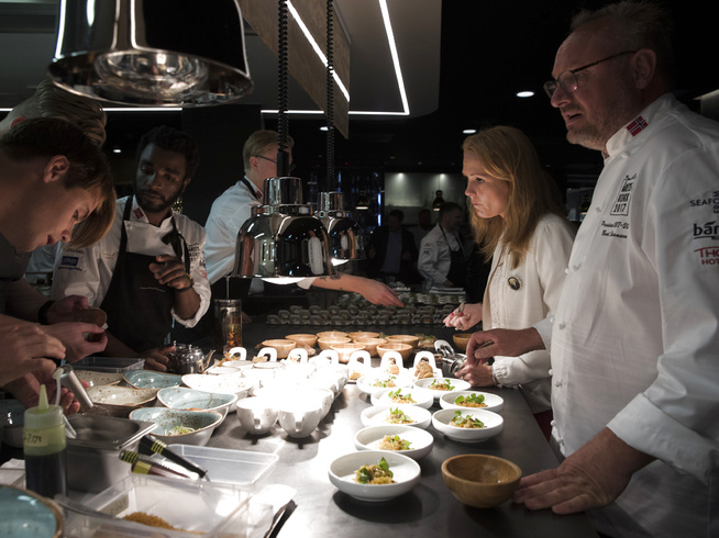<p><b>MESTERKOKK:</b> Kokk og eier av Michelin-restauranten Statholdergaarden, Bent Stiansen, sier rapporter peker på at mange restauranter vil slite utover høsten. En av årsakene er den varme sommeren. Her er Stiansen (t.h.) sammen med kulturminister Linda Hofstad Helleland under smaking av maten som de fem kandidatene til Bocuse d'Or Norge laget til presentasjonen av årets kokk 2017.</p>