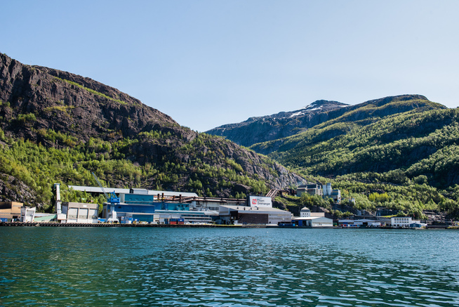 <p><b>STOR FORBRUKER:</b> Kraftkrevende industri, her ved Elkem Bremanger, er ikke så utsatt for dyr strøm på kort sikt. Men på lang sikt kan høye strømpriser gi bekymring for konkurranseevnen.</p>