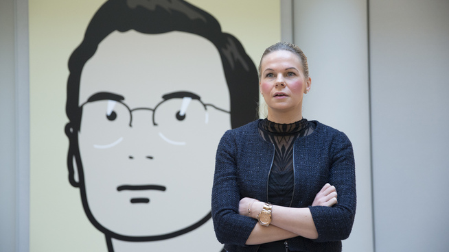 <p><b>DYSTRE UTSIKTER:</b> Senioranalytiker Janne Kvernland i Nordea Markets fotografert foran Julian Opies «Hugue, investor».</p>