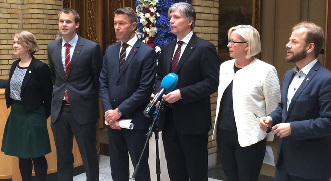 <p><b>TVANG GJENNOM STRØMLØSNING:</b> En samlet opposisjon fikk presset gjennom strøm til Johan Sverdrup fra dag én (avbildet). Når Statoil nå vil gå for gasskraft på Johan Castberg kan det bli et nytt politisk rabalder. Fra venstre: Une Aina Bastholm (Miljøpartiet De Grønne), Kjell Ingolf Ropstad (KrF), Terje Aasland (Ap), Ola Elvestuen (V), Marit Arnstad (Sp) og Hjeiki Holmås (SV).</p>