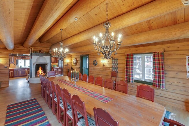 <p><b>PLASS TIL LANGBORD:</b> Blar man opp titalls millioner, er det selvsagt plass til ekstra middagsgjester..</p>