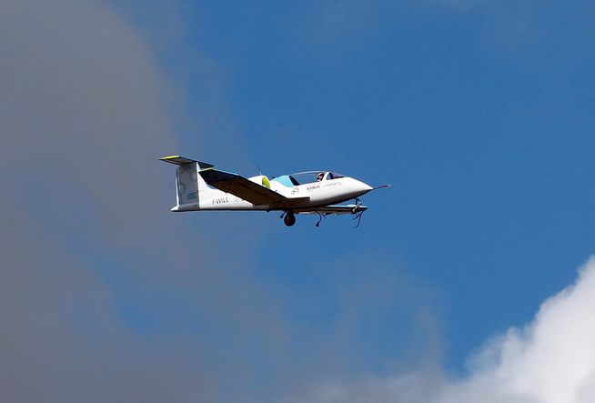 <p><b>KANALKRYSSER</b>: Den franske piloten Didier Estyene fløy et toseters elfly av typen Airbus E-Fan over den engelske kanal i 2015. Her er han avbildet over Merignac lufthavn nær Bordeaux i Frankrike. I løpet av 2018 kommer et fly av samme type til Norge, bestilt av Avinor og Norges luftsportsforbund.</p>