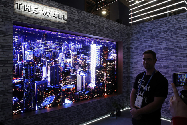 <p><b>THE WALL:</b> Samsung lanserte den enorme TV-en «The Wall» under årets utgave av teknologimessen CES i Las Vegas.</p>