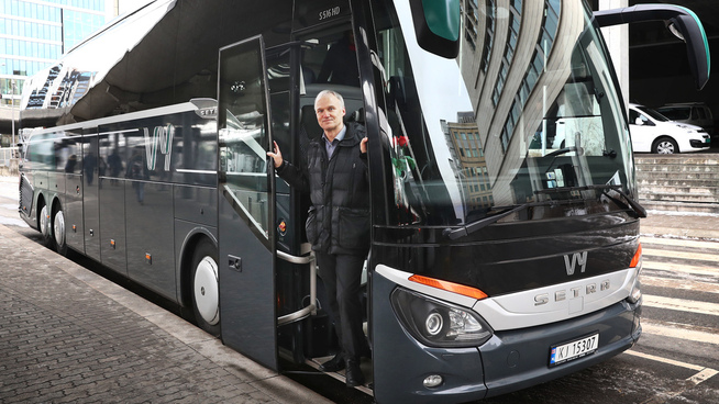 <p>Konsernsjef Geir Isaksen poserer stolt i en buss kledd i den nye Vy-drakten.</p>