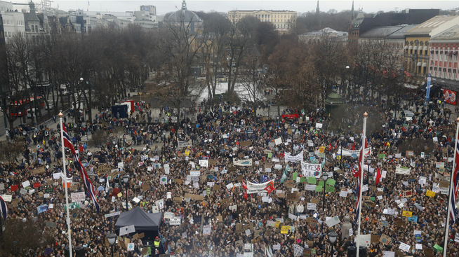 <p><b>STORT OPPMØTE:</b> Det ble anslått at minst ti tusen ungdommer samlet seg foran Stortinget i Oslo fredag.</p>