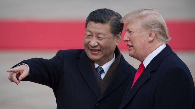 <p><b>FORHOLDET KJØLNER:</b> President Xi Jinping i Kina og president Donald Trump møttes i Beijing i november i fjor.</p>