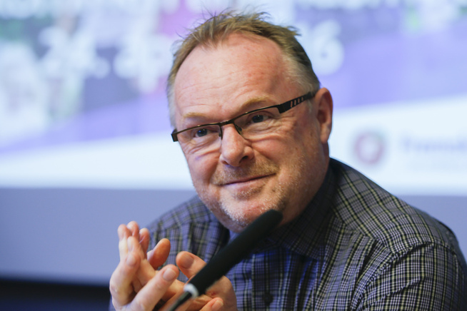 <p><b>ØNSKER SVAKERE PRIS:</b> Fiskeriminister Per Sandberg vil ha høyere lakseproduksjon i Norge for å temme de skyhøye lakseprisene.</p>