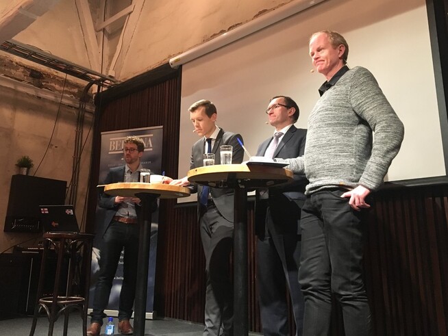 <p><b>STØTTER CO2-FANGST:</b> Riksdagsmedlem Johan Hultberg fra Nya Moderaterna diskuterer CO2-fangst med Lars Haltbrekken (SV) og Espen Barth Eide (Ap).</p>