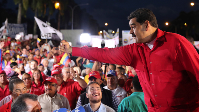 <p><b>BEROLIGER BEFOLKNINGEN:</b> Venezuelas president Nicolás Maduro mener at landet vil klare å opprettholde utbetalingene til sosialhjelp til tross for lave oljepriser og dårlig eksport. Her er Maduro i Valencia i Venezuela under en demonstrasjon i desember 2016.</p>