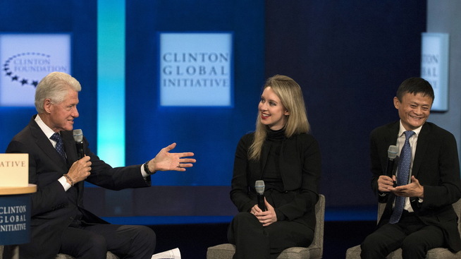 <p><b>I SØKELYSET:</b> Den tilsynelatende suksessen med Theranos ga Elizabeth Holmes status og oppmerksomhet. Her i samtale med tidligere president Bill Clinton og Alibaba-toppen Jack Ma.</p>