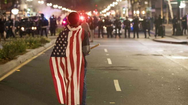<p><b>PROTESTING AGAINST TRUMP:</b> Donald Trump (R) won presidentvalgt in the united STATES, fell many californiere heavy for the chest. Wednesday evening saw thousands of residents in Oakland, California, to the streets å show their disgust against Trump.</p>