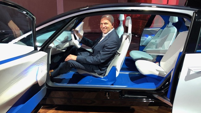 <p><b>– GOLF UTENPÅ, PASSAT INNI:</b> Volkswagen sier den nye elbilen I.D. er omtrent like stor som en Golf utenpå, men at den nye elbilplattformen gir betraktelig mer plass inne i kupeen. Konserndirektør Jürgen Stackmann poengterer at elbilteknologien åpner helt nye muligheter for designerne.</p>