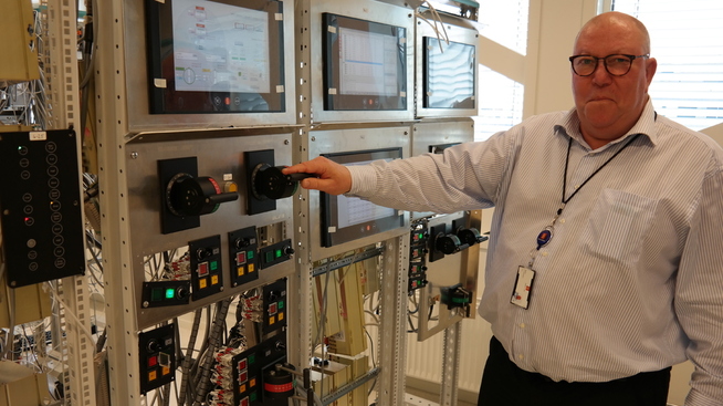 <p><b>TIDKREVENDE:</b> Bjørn Marthinsen, direktør for Merchant Marine hos Kongsberg Maritime i Horten, viser frem et K-Chief-system som skal leveres til et av Kystvaktens nye skip. Selv om det tar tid, blir alle systemene satt opp på slike testbenker for å sørge for at alt fungerer plettfritt før de sendes ut til kunden.</p>