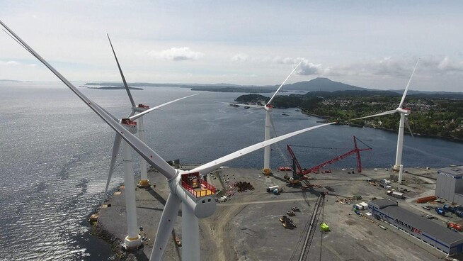 <p><b>STORE SAKER:</b> Her er de fem Hywind-turbinene på 6 megawatt og 175 meters høyde hver montert opp på Stord før seilingen til Skottland.</p>