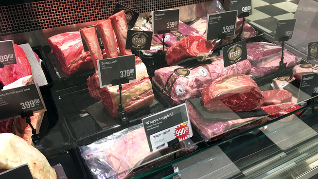 <p><b>STORE PRISFORSKJELLER:</b> Fra før var det store prisforskjeller over Kjølen. Etter avgiftshopp vokser prisforskjellene og grensehandelen øker. Illustrasjonsbilde av ferskvaredisk hos Strömstad Mat.</p>