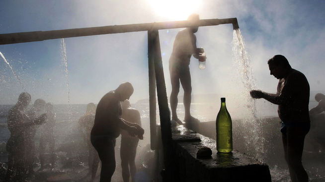 <p><b>BULGARIA:</b> Bulgaria er ett av de rimeligste solferiestedene i Europa. Her tar folk en dusj i mineralvann på stranden i Varna.</p>