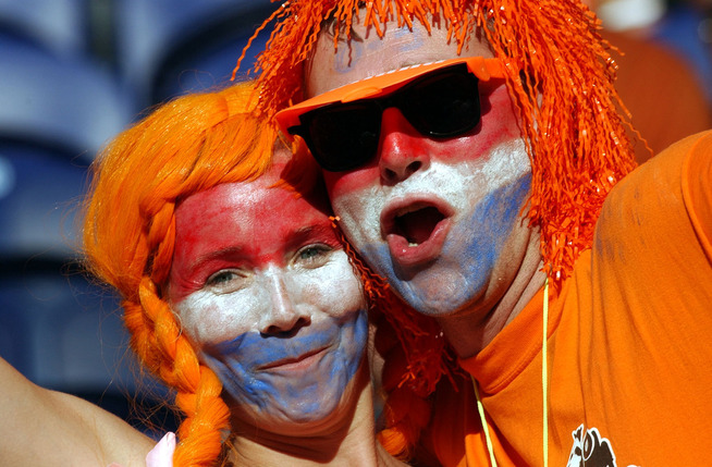 <p><b>FOTBALLJUBEL HER:</b> Men Nederland er blant kun tre land som har større gjeld enn Norge, målt mot den gjennomsnittlige husholdings månedlige inntekt.<br/></p>