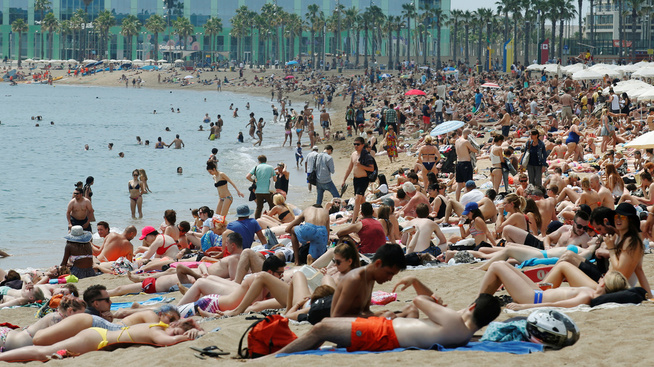 <p><b>SØKER TRYGGHET PÅ SYDEN-FERIE:</b> Soltørste nordmenn løper og kjøper pakkereiser til Spania. Arkivbilde fra strand i Barcelona.</p>