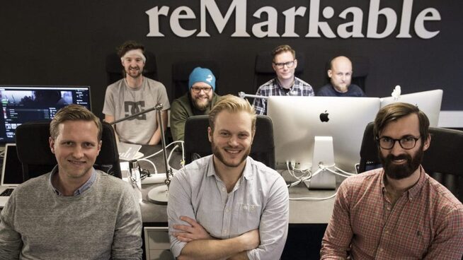 <p><b>FØR:</b> Teamet i reMarkable var ganske mye mindre i november enn det er nå. Foran fra venstre: VP Communication Henrik Gustav Faller, gründer og CEO Magnus Haug Wanberg, CMO Magnus Heimsjø. Bak fra venstre: VP Marketing Sigurd Gran-Jansen, CDO Mats Herding Solberg, VP Tech Øyvind Skaar , CTO Martin Sandsmark.</p>