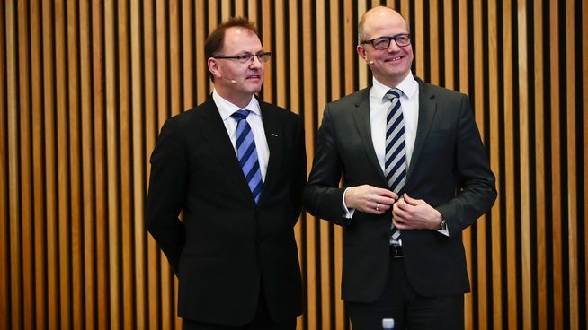 <p><b>LA FREM RESULTATET:</b> Konsernsjef Karl-Petter Løken (t.h.) og finansdirektør Idar Eikrem i Kværner under presentasjonen på selskapets hovedkontor på Fornebu tirsdag.</p>