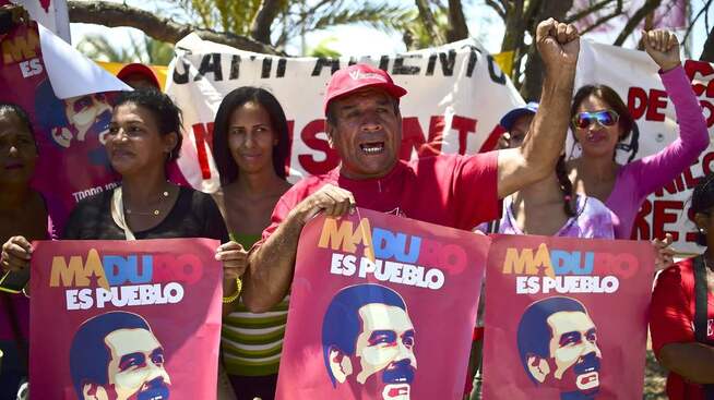 <p>STØTTER MADURO: Tilhengere av Venezuelas president Nicolas Maduro roper ut slagord i en mars under møtet mellom landene i Organisasjonen av alliansefrie nasjoner på øya Margarita torsdag.</p>