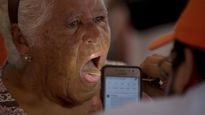 <p><b>GRATIS LEGESJEKK</b>: Dr. Winston Flores brukte i starten av desember lyset på sin smarttelefon for å sjekke en eldre dame under en gratis helsesjekk-kampanje i La Guaria, Venezuela. </p>