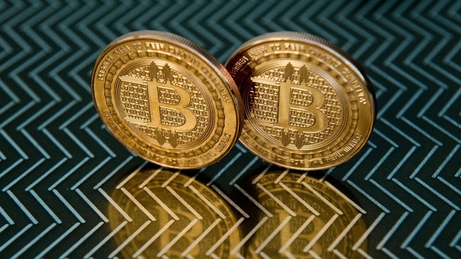 <p><b>DIGITAL:</b> Bildet over er kun en illustrasjon på bitcoin-mynter, da de ikke finnes i fysisk form. Sturle Sande er nordmannen som har tjent stort på bitcoin-handel over nett. </p>